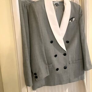 Vintage JohnMeyer women’s dress suit. Can wear it with or without the collar.